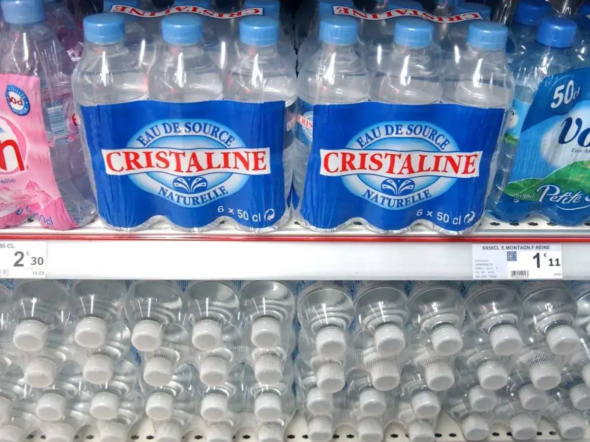 Bouteilles d'eau Cristaline en pack de 6. L'eau de source naturelle, une pureté qui peut cacher un danger si elle n'est pas consommée avec modération.