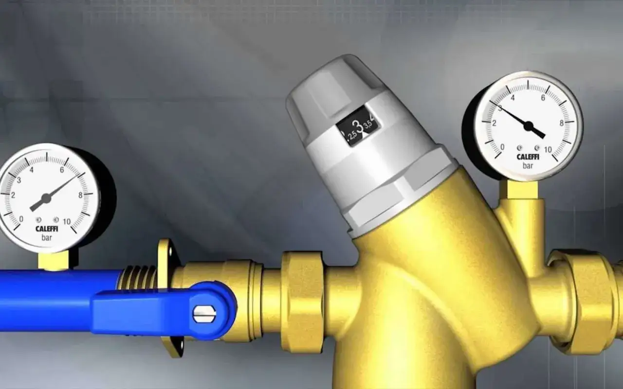 Régulateur de pression d'eau Caleffi avec manomètres. Assure plus de pression d'eau du jour au lendemain.